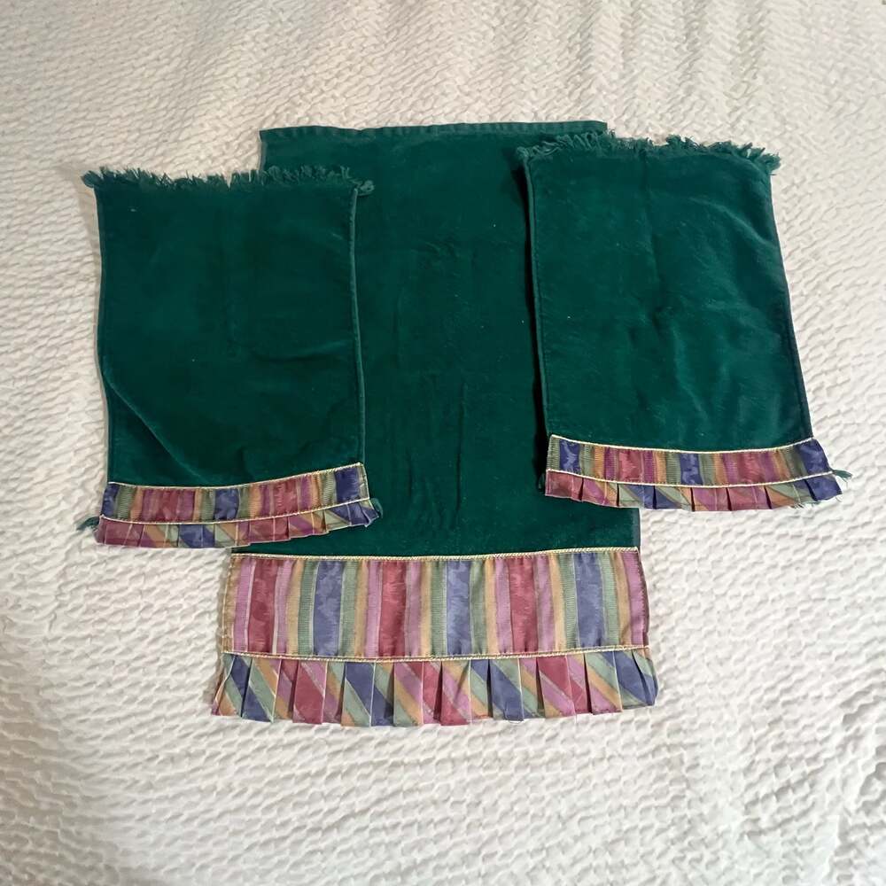 VTG Saturday Knight LTD Bathroom Green Multicolor 1 Hand Towel & 2 Washcloths w